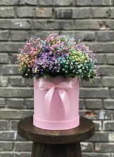 Цветочная композиция из Гипсофила и Розы в шляпной коробке в Мотыгино