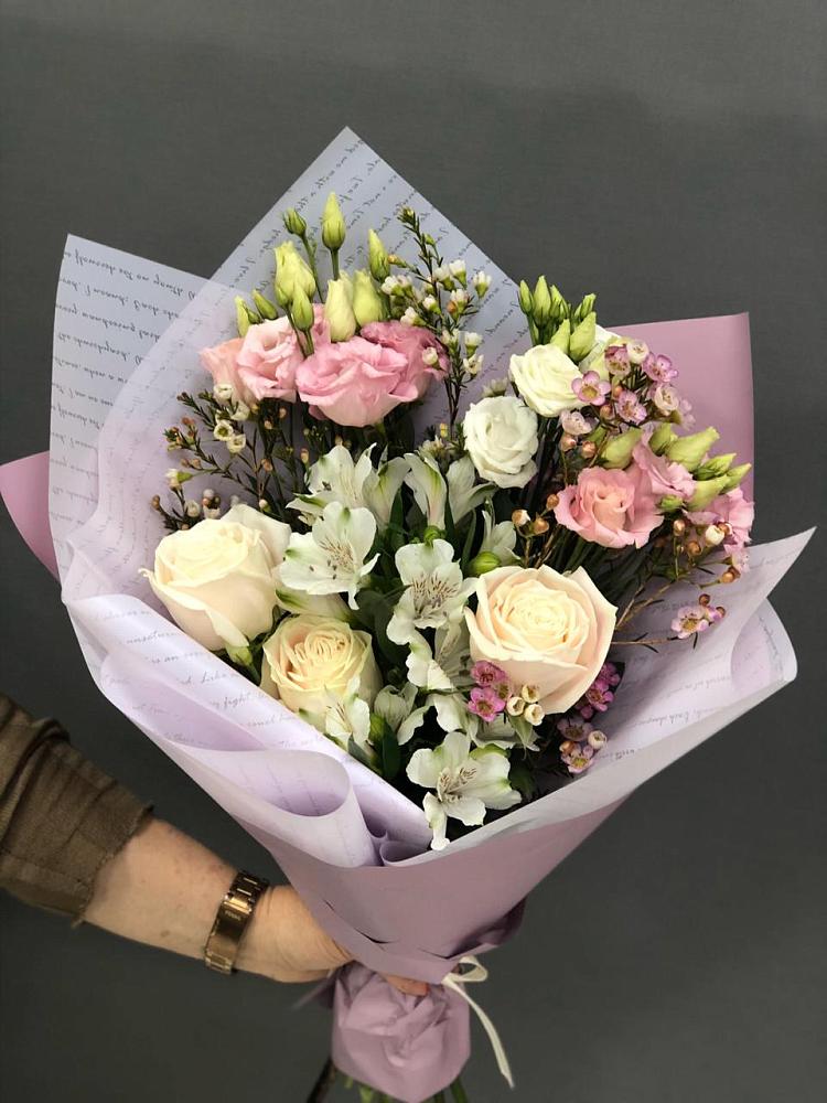 Букет цветов из: Альстромерии, Розы и Лизиантусы в Мотыгино