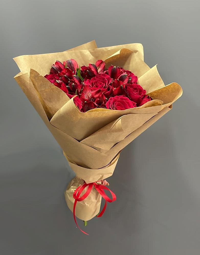 Букет цветов из: Альстромерии и Розы в Мотыгино