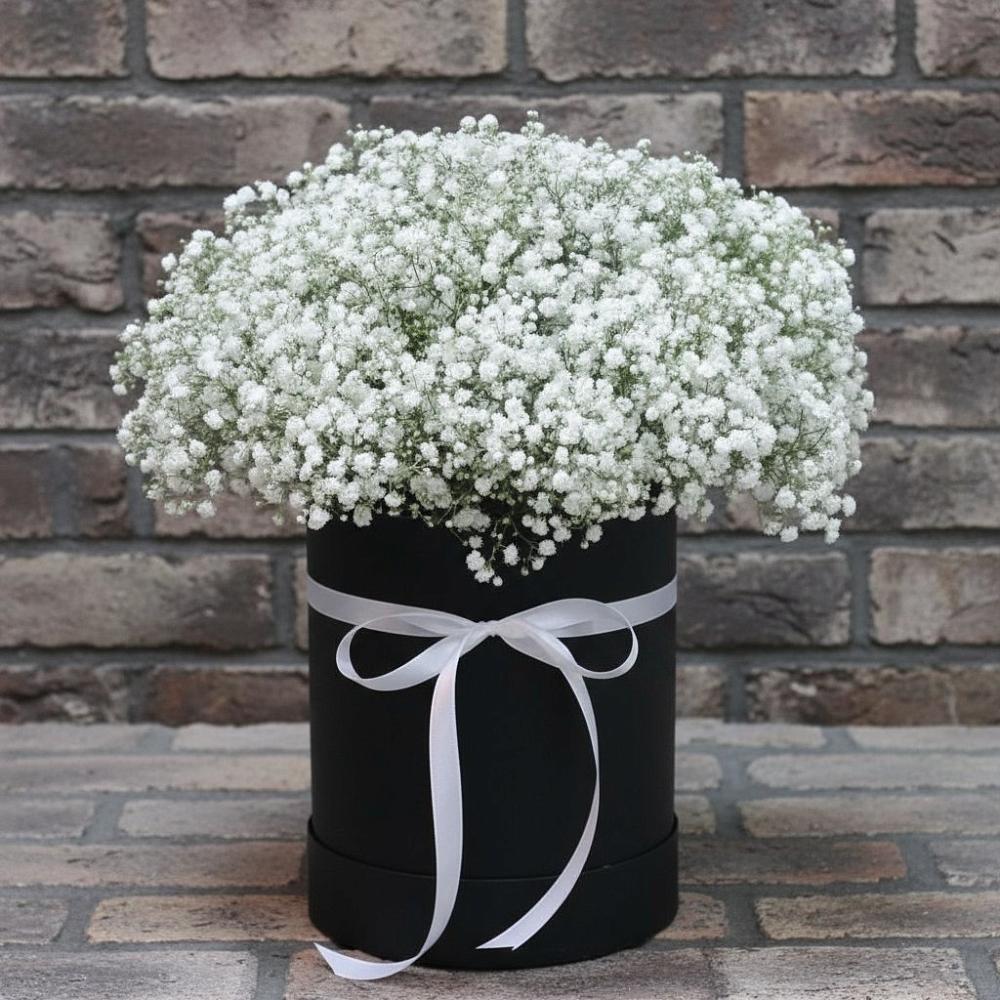 Цветочная композиция из Гипсофила в шляпной коробке в Мотыгино