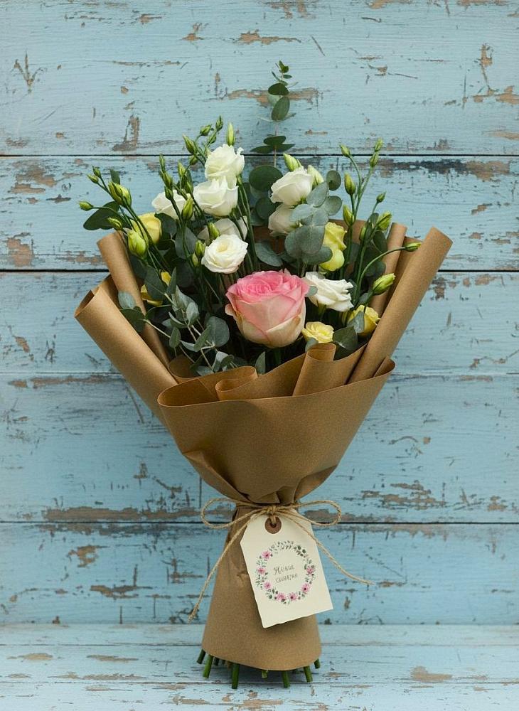 Букет цветов из: Розы и Лизиантусы в Мотыгино