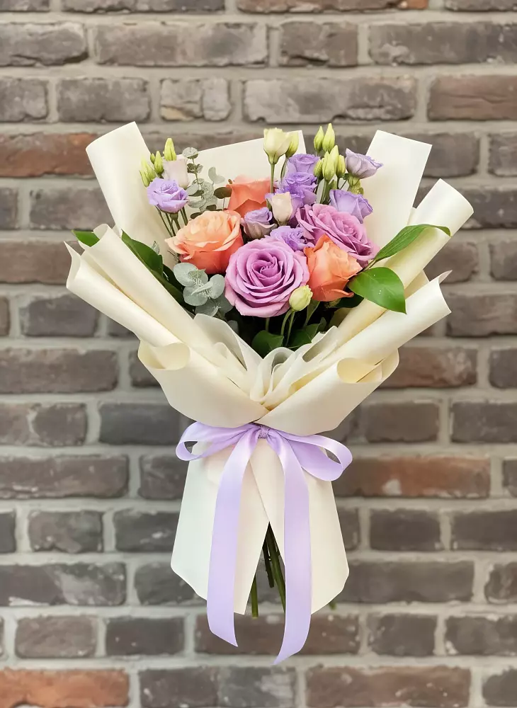 Букет цветов из: Лизиантусы и Розы в Мотыгино