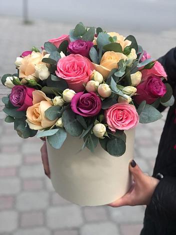 Цветочная композиция из Розы в шляпной коробке в Мотыгино