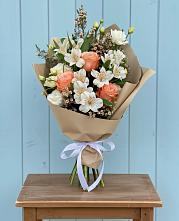 Букет цветов из:  Альстромерии, Лизиантусы, Розы и Хризантемы в Мотыгино