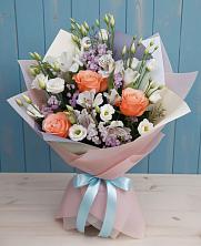 Букет цветов из:  Лизиантусы, Розы, Альстромерии и Гипсофила в Мотыгино