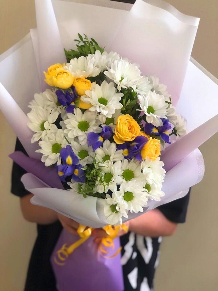 Букет цветов из: Ирисы, Хризантемы и Розы в Мотыгино