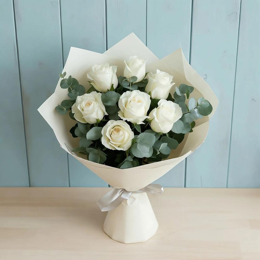 Букет Белые розы в Эвкалипте в Мотыгино