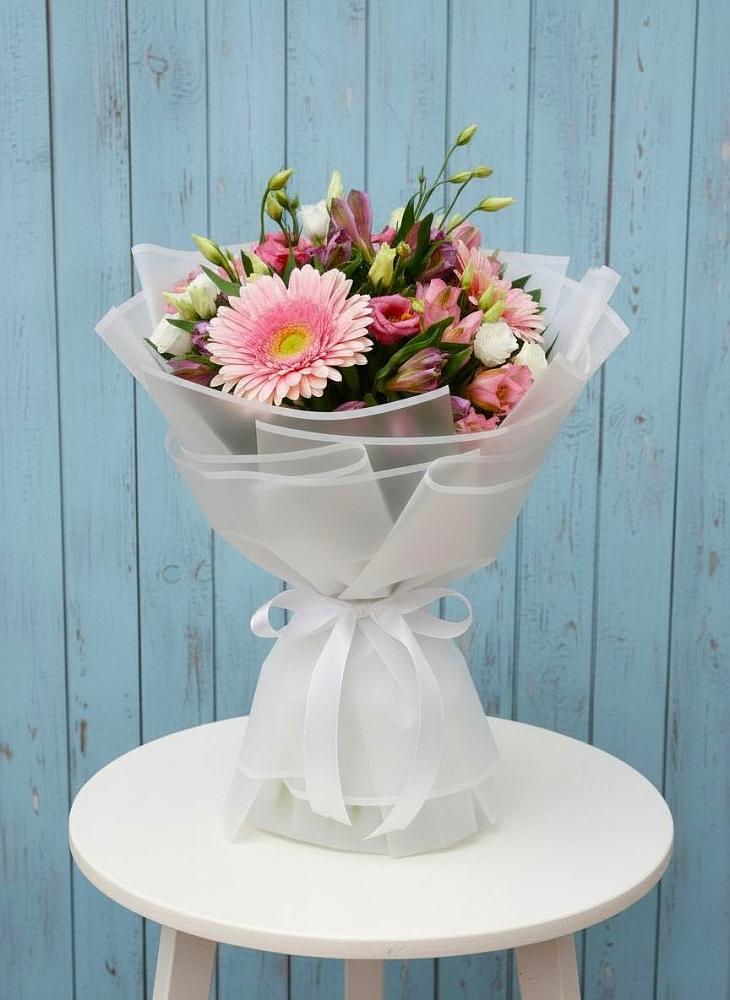 Букет цветов из: Герберы, Альстромерии и Лизиантусы в Мотыгино