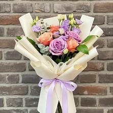 Букет цветов из:  Лизиантусы и Розы в Мотыгино