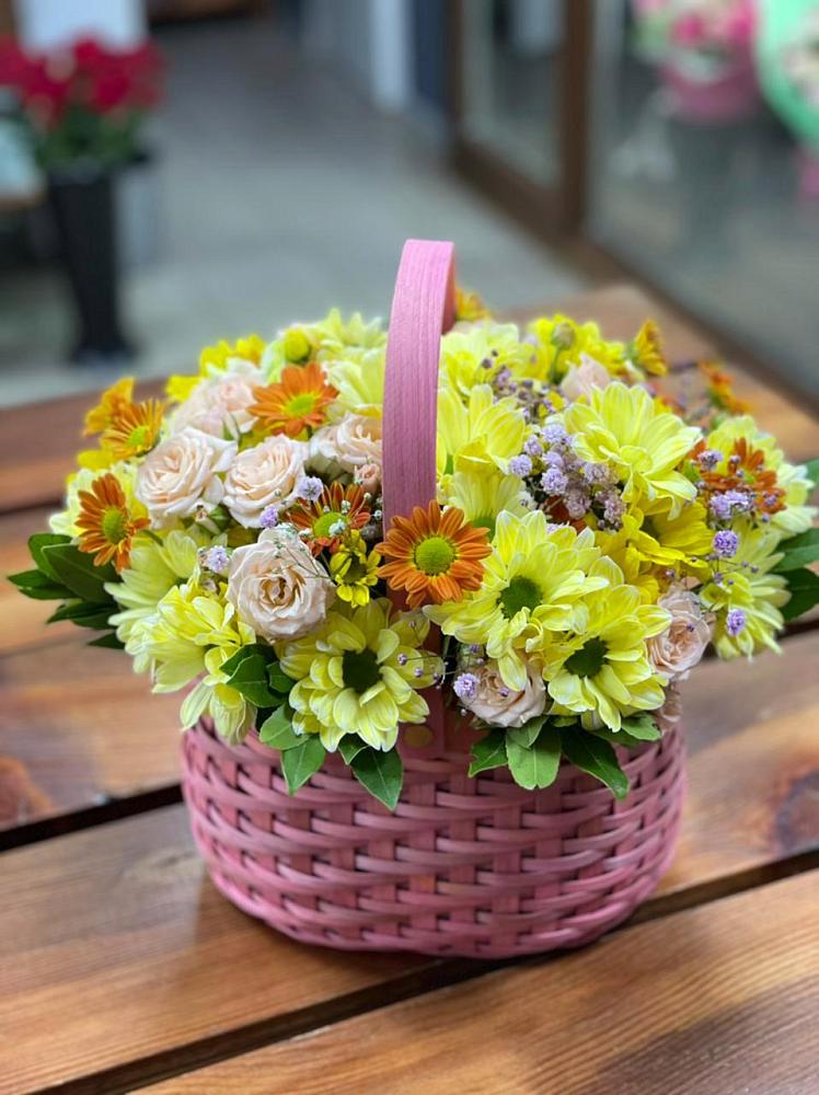 Цветочная композиция из Хризантемы и Розы в корзине в Мотыгино
