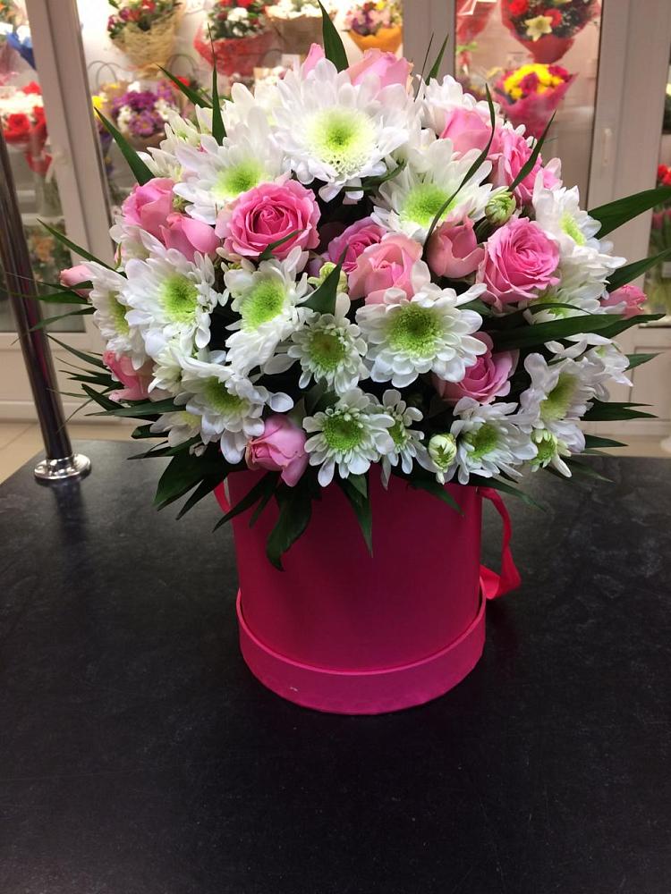 Цветочная композиция из Розы и Хризантемы в шляпной коробке в Мотыгино