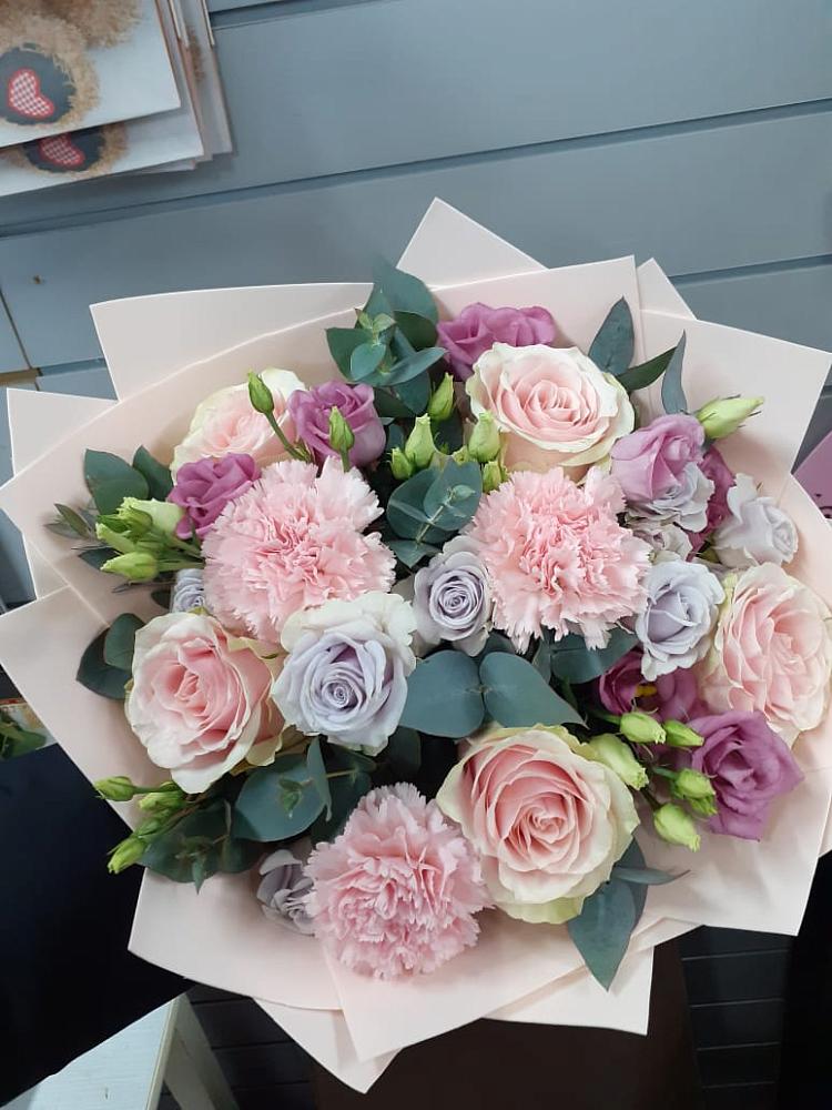 Букет цветов из: Розы, Гвоздики и Лизиантусы в Мотыгино