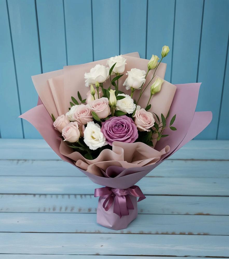 Букет цветов из: Розы и Лизиантусы в Мотыгино